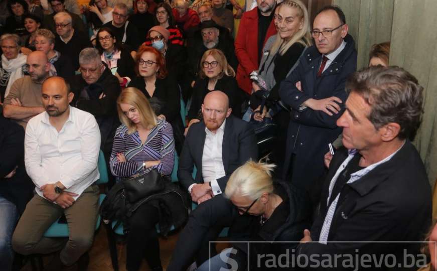 "Kada te život počasti - pa gledaš kako Bursać potpisuje posvetu Nuhanoviću"